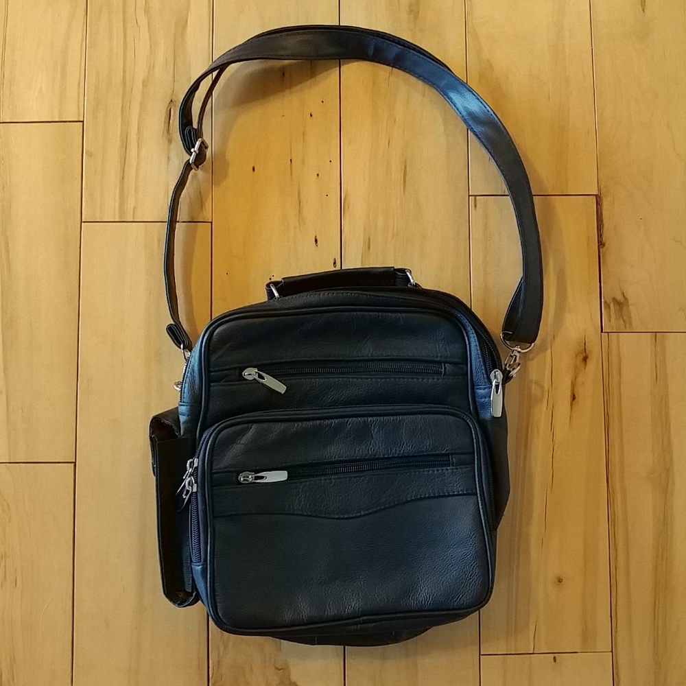 NWOT Leather travel purse bag w/ multiple pockets